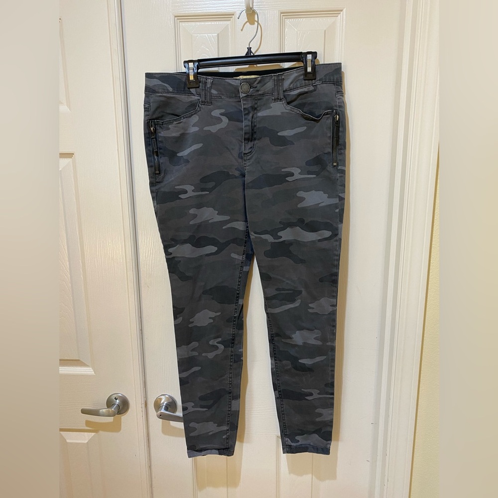 Democracy “Ab Technology” Camo Pants ~ Size 14 ~ worn a couple times